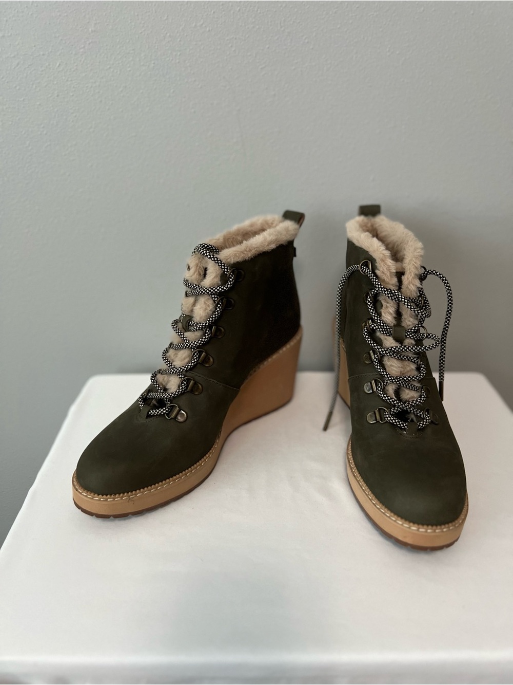 Toms Melrose Olive Green Nubuck Leather Wedge Boots Size 8.5
